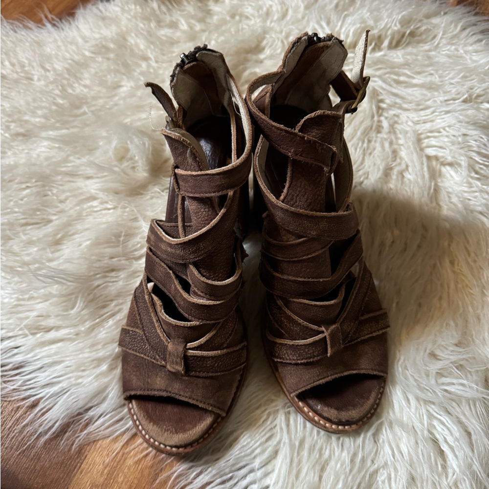Freebird Claw Strappy Leather Heeled Sandals Brown - Picture 8 of 9